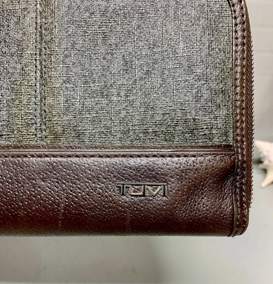 Estuche de corbata TUMI Astor Apthorp Earl Grey 15”L x 5” H~¡MUY BUEN ESTADO! Foto 4 de 4