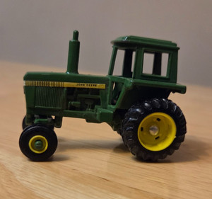 Ertl 7045 John Deere mini tractor farm toy 1/64