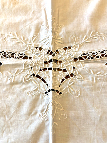 ANCIENNE NAPPE FORMELLE BLANCHE 46 X 66", BRODERIE TEXTURÉE, TRAVAIL DE COUPE - Photo 4/5