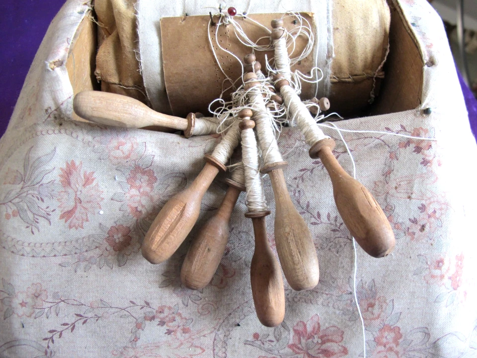 CARREAU DE DENTELLIERE TISSU ANCIEN DANS SON JUS - Photo 2/4