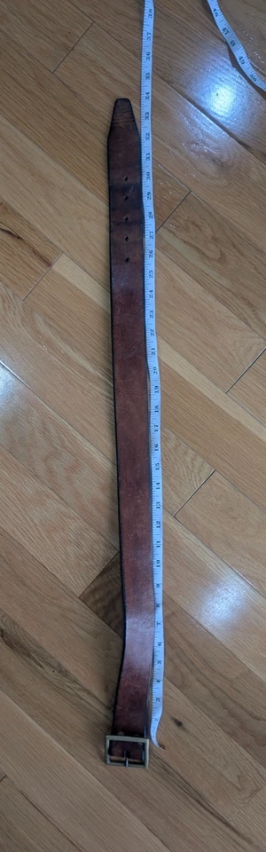 Cinto de couro marrom desgastado vintage da década de 1970, fivela quadrada, 34" de comprimento, 1,75" de largura - Imagem 3 de 4