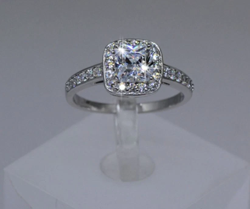 Anillo de compromiso de oro blanco de 14 quilates con halo de diamantes creado en laboratorio talla princesa de 2 quilates Foto 2 de 4