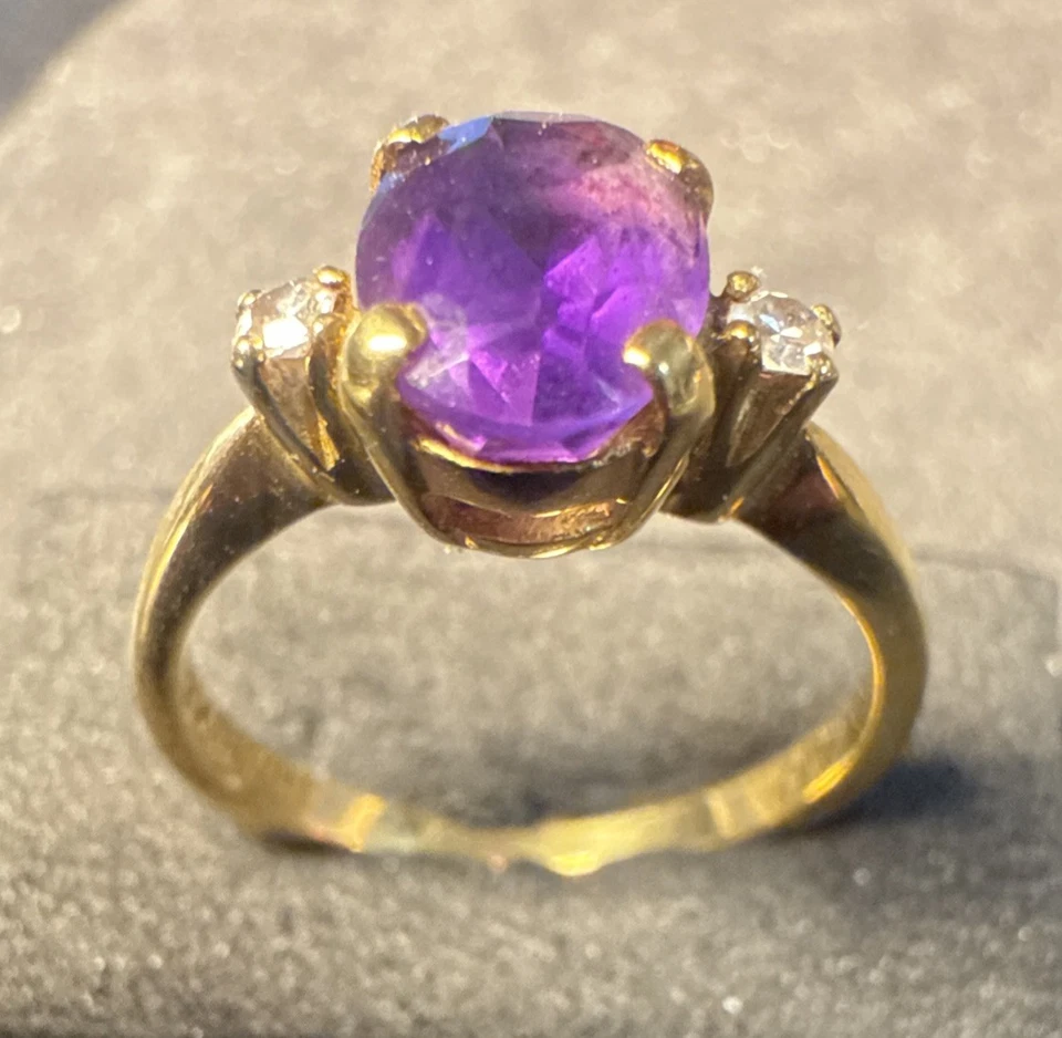 Este es un anillo vintage de oro amarillo de 18k amatista y diamantes. ¡Es un aturdidor!! Foto 2 de 4