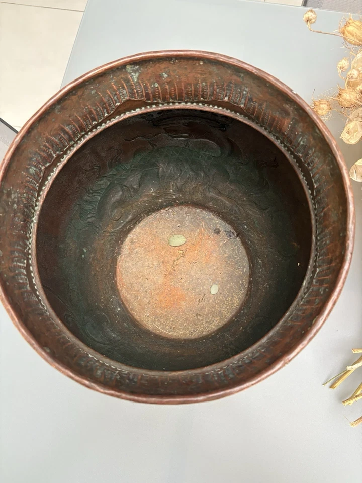 ANCIEN CACHE POT EN CUIVRE REPOUSSE MARTELE  XIX Blason Fleurs De LYS (château) - Photo 3/4