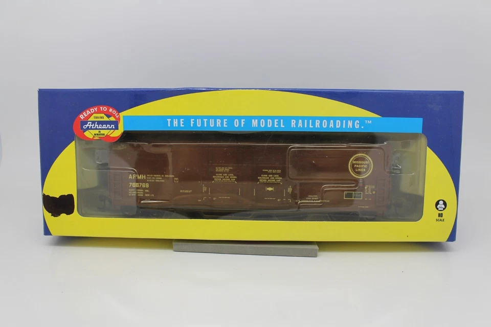 ATHEARN RTR ATH96932 MISSOURI PACIFIC 50' DOUBLE-PLUG DOOR BOXCAR ROAD NO. 76676 - Image 4 of 4
