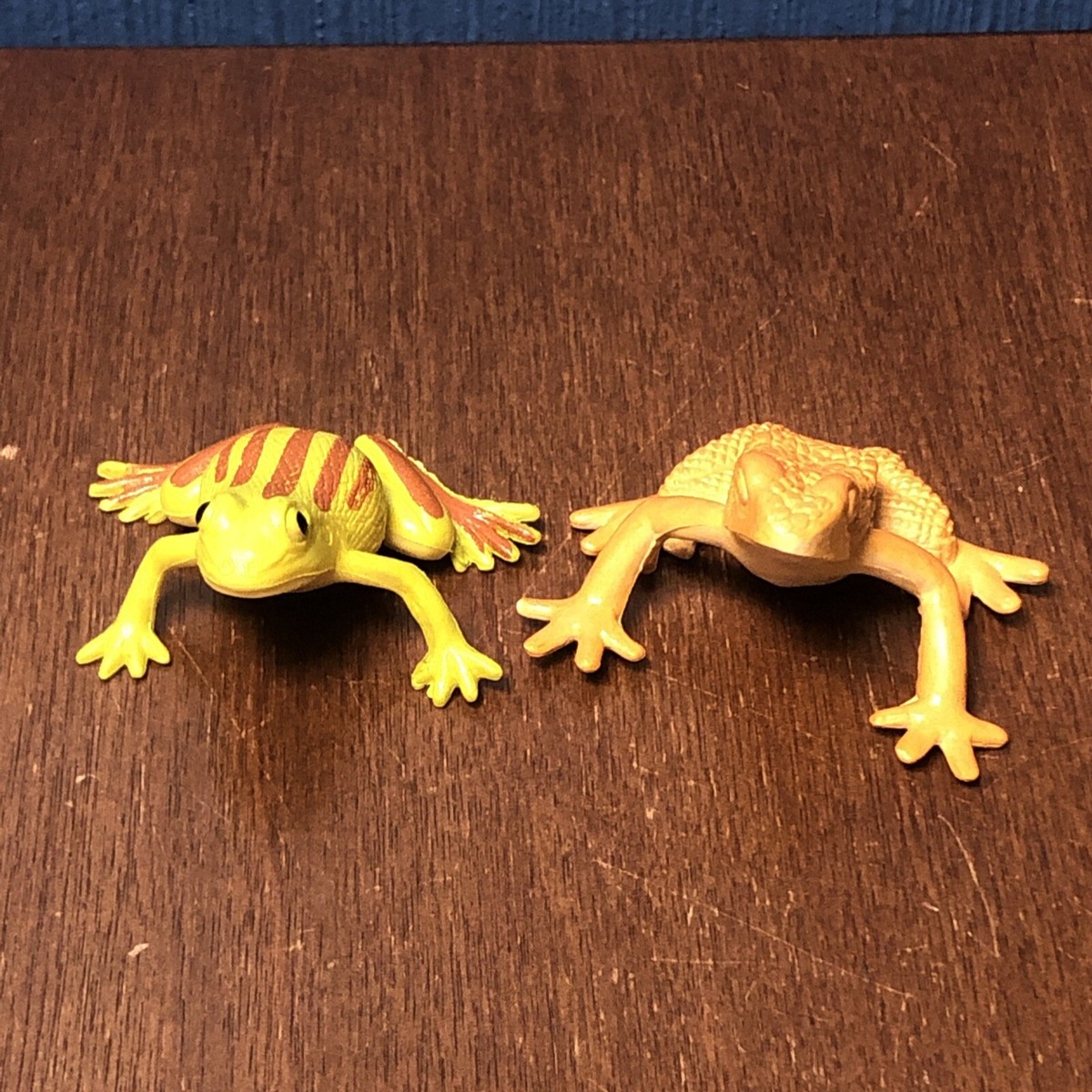 VINTAGE Lot of 2 Plastic PVC Mini Tree Dart Frog Figures - 90s 1