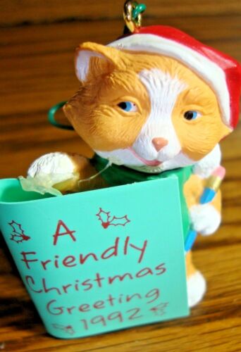 1992 Hallmark Ornament Hand-Crafted Friendly Greetings 'Cat w/Greeting Card' 605 - Afbeelding 1 van 4