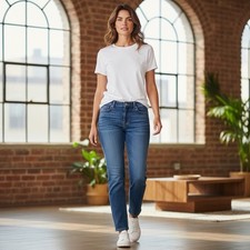 Carhartt BD5383-W Women  s Relaxed Fit Tapered Leg Jeans Size 4 Short Medium Wash