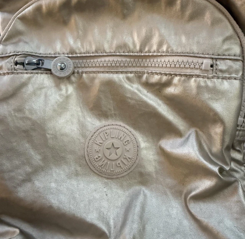 Mochila pequeña para tableta metálica Kipling Seoul Foto 2 de 4