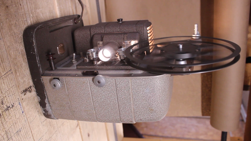 Proyector de películas Bell & Howell 8 mm modelo 253 AX de colección funcionando - Vídeo 1 de 1