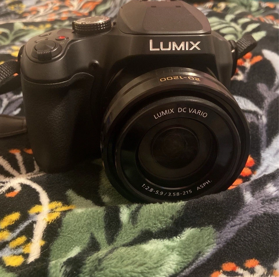 Used LUMIX Camera Barely Used Comes With A Cleaning Kit And Extra Batteries - Image 4 of 4