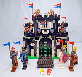 LEGO: Black Monarch's Castle (6085) Complete with 12 Minifigures & 1 minor sub