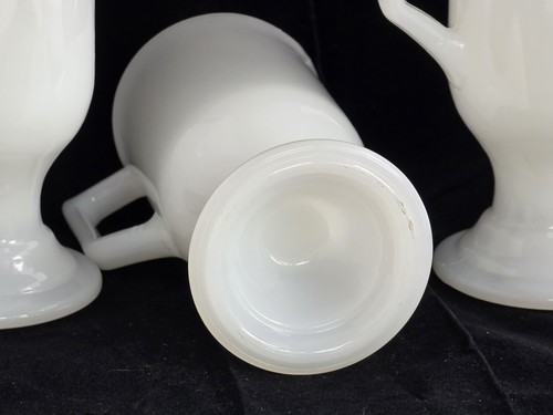 3 Milchglas Standbecher mit Fuß Kaffeetasse Klappe Penelopen weißer Griff 5" - Bild 3 von 3