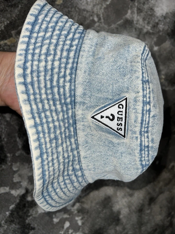 Sombrero de cubo Guess, excelente estado, talla I/s Foto 2 de 4