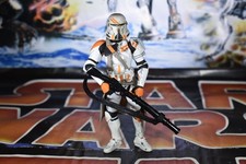 AIRBORNE CLONE TROOPER   212TH  30TH ANNI  3.75 INCH STAR WARS FIGURE REF D7670