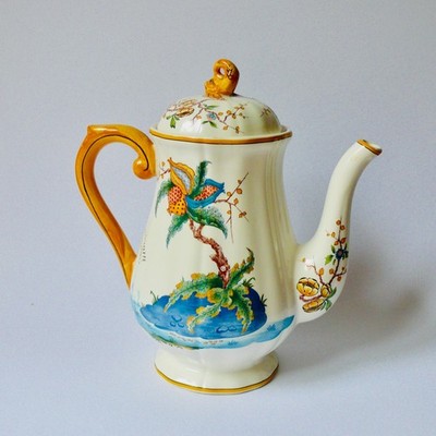 Gien, France, bildschöne Kaffeekanne der Serie Magellan