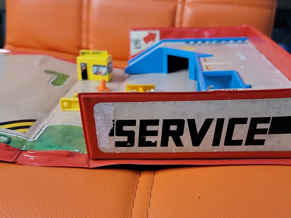 Vintage 1987 Galoob Micro Machines Service Station Garage Fold Up Playset - Image 3 of 4