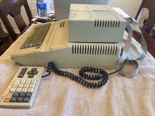 Computadora Apple IIe, monitor, 2 unidades de disquete y teclado - Artículo de colección Foto 3 de 4