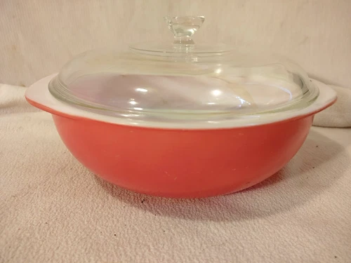 PYREX OVENWARE FLAMINGO PINK CASSEROLE MIXING BOWL 024 - 2 QT. W/ LID USA