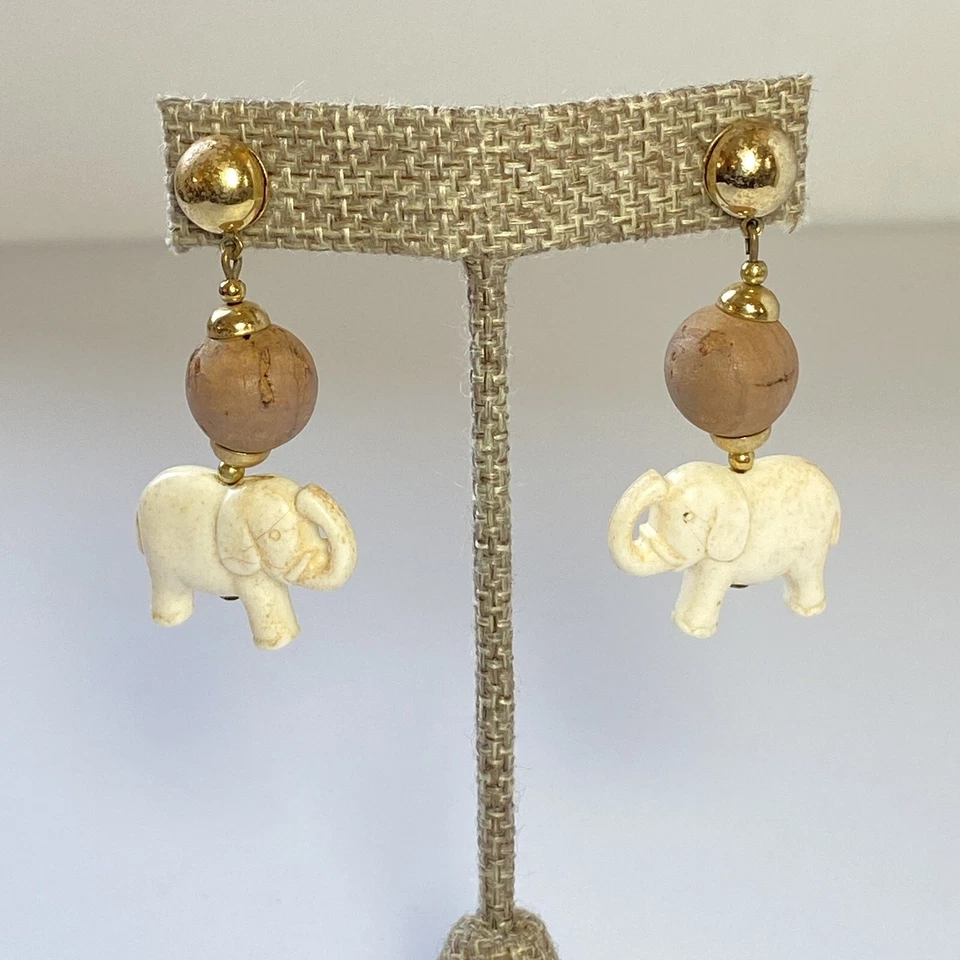 Collar colgante de elefante calcedonia verde tallado y pendientes colgantes de corcho blanco Foto 3 de 4