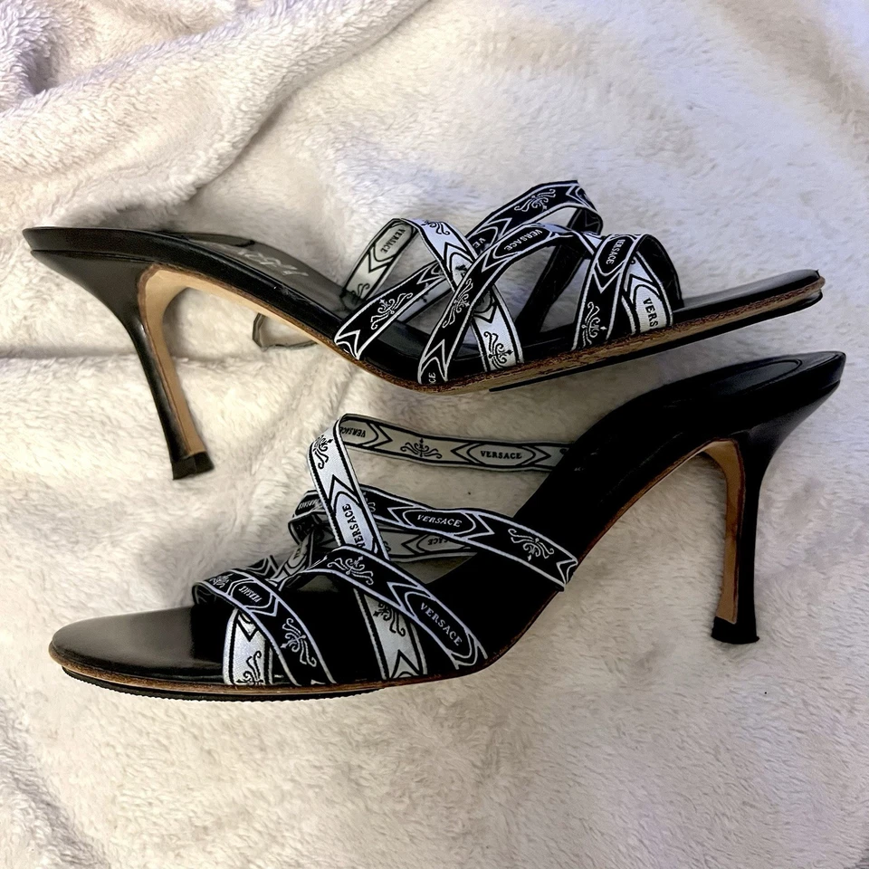 ¡Zapatos VERSACE RAROS! "Sandalias de diseñador Italia 36,5 7, logotipo blanco y negro tacón de 3,5""" Foto 2 de 4