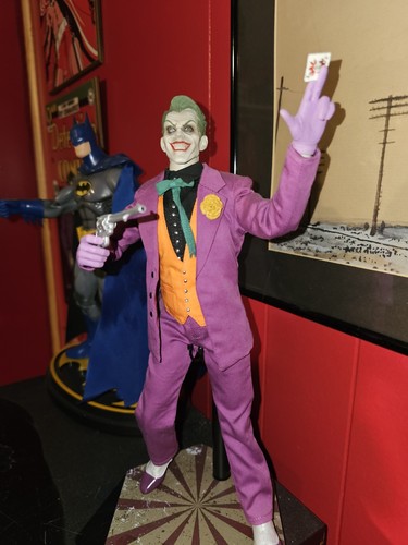 The Joker 1/6 Scale Figure Hot Toys.