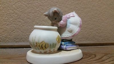Adorable Kitty Cucumber Kitty Cat Looking into Fish Bowl Figurine Schmid 1986