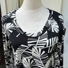 KAREN KANE. Black & White Top w/ Palm Prints. Size L. 3/4 Sleeves. Round neck.
