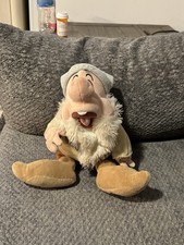Vintage Snow White  7 Dwarfs Disney Store Exclusive Sleepy Plush 15  