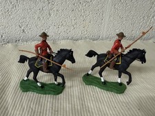 VINTAGE PAIR OF BRITAINS FIGURES - ROYAL MOUNT SOLDIERS ON HORSEBACK