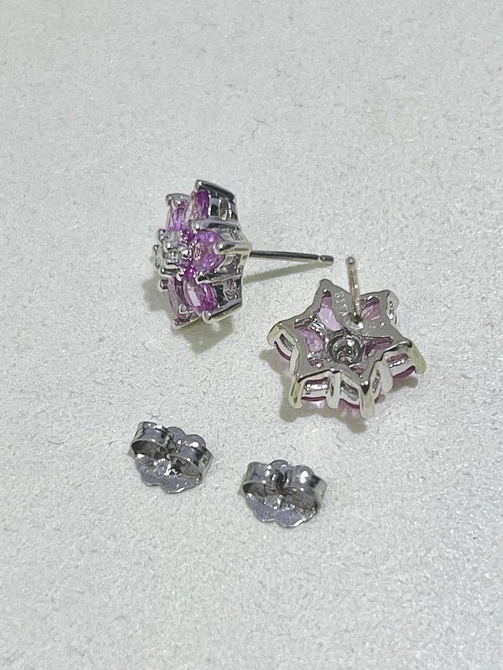 Aretes con flores de diamantes y zafiro rosa de seis pétalos en oro blanco Foto 4 de 4