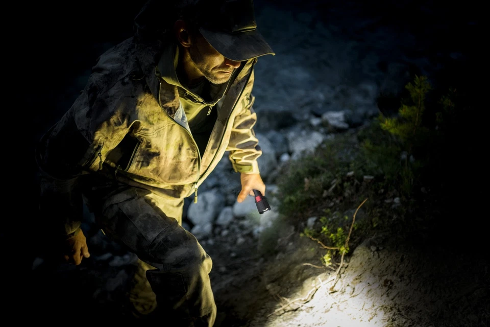 New Razor PRO Durable, Bright, Multi- Purpose Flashlight Batteries Included - Image 3 of 4