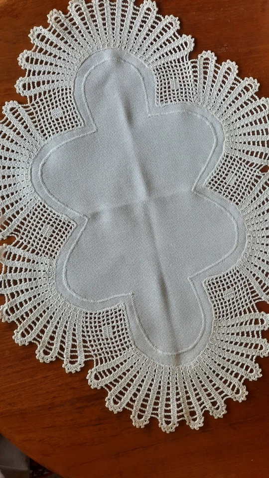 Gehäkelte Decke mit Stoffeinsatz weiss Wie neu