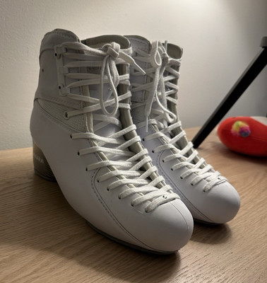 Aura SKY200 Women's Ice Skates 245C