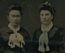 LOVELY WOMAN WEARING FRILLY SCARVES. TINTED TINTYPE. 