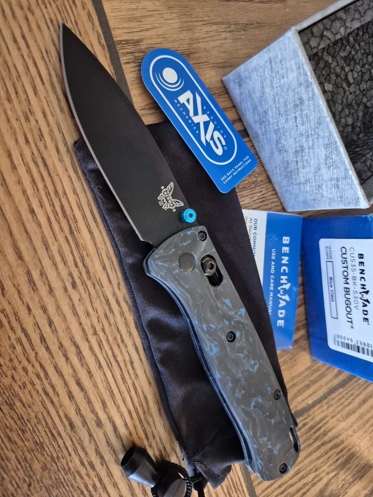 Benchmade 535 Bugout S30V Blue Carbon Fiber Scales Blue Accents