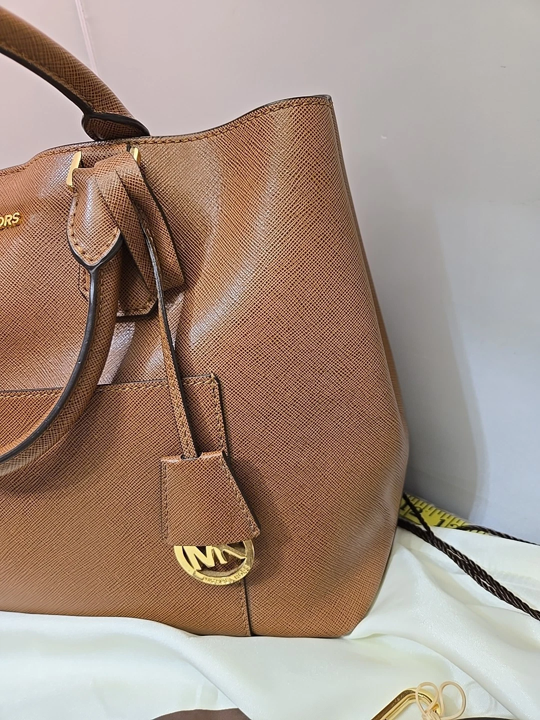 Borsa a secchiello Michael Kors in pelle marrone Greenwich etichette logo