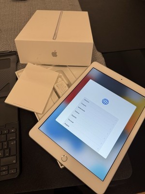 Apple iPad 6. Gen. 32GB, WLAN + Cellular, - Spacegrau. OVP + Logi Tastaturhülle
