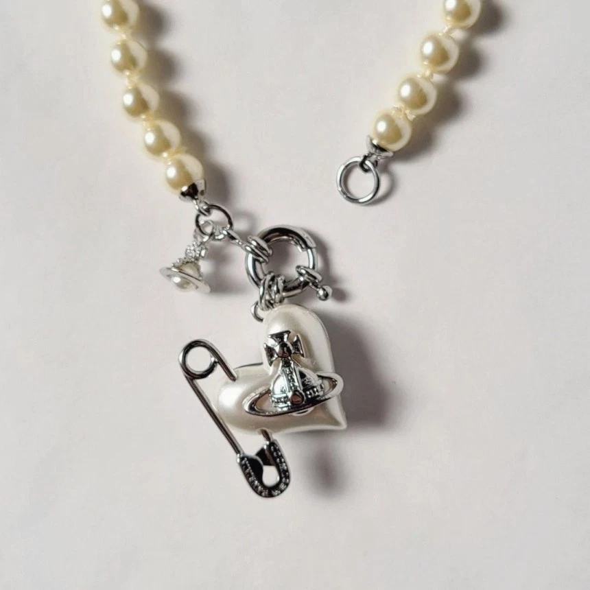 Collar gargantilla orbe de plata con colgante de corazón de pasador perla perforada usado Foto 4 de 4