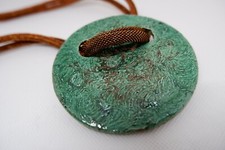 Collana verde in ceramica Raku con cordone color rame e chiusura a calamita.