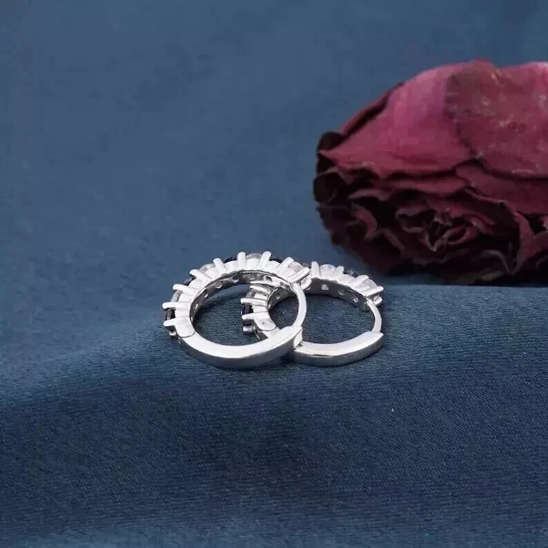 Pendientes de aro Huggie de zafiro azul redondos creados en laboratorio de 2 quilates enchapados en oro blanco de 14 quilates Foto 3 de 4