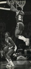1981 Press Photo Junior Bridgeman waited for Lloyd Free to come in for landing