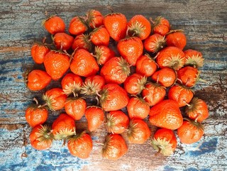 44pcs Decorative Strawberries Lifelike 4cm Plastic Artificial Fruit Artificial Fruits