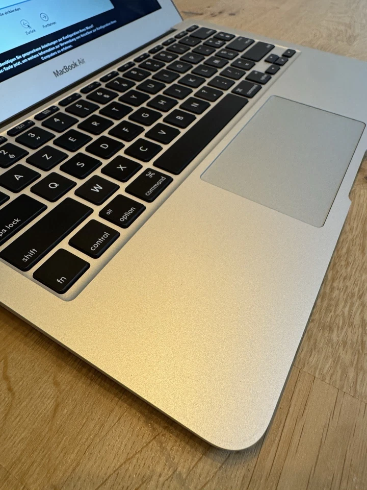 MacBook Air 11“ 2015 - i5, 4GB/256GB - FR Layout  - guter Zustand - Debian 13 - Bild 4 von 4