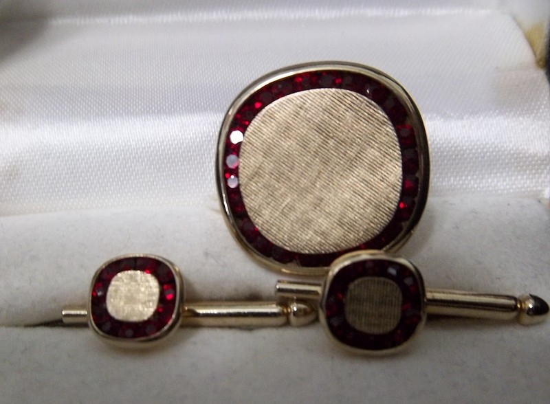 Swank Ruby Red Shirt Collar Studs (2) & (1) S in a pentagon Karat Gold Cufflink