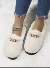 Aesthetic Cute Fuzzy Slippers - Size 9