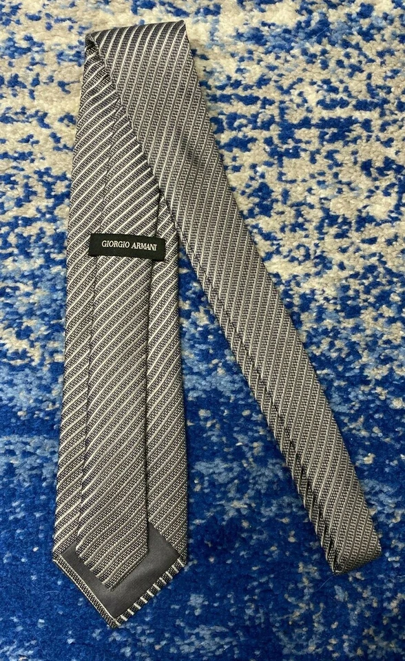 Corbata de seda hecha a mano Giorgio Armani gris plata azul negro rayas sesgadas Italia Foto 3 de 4
