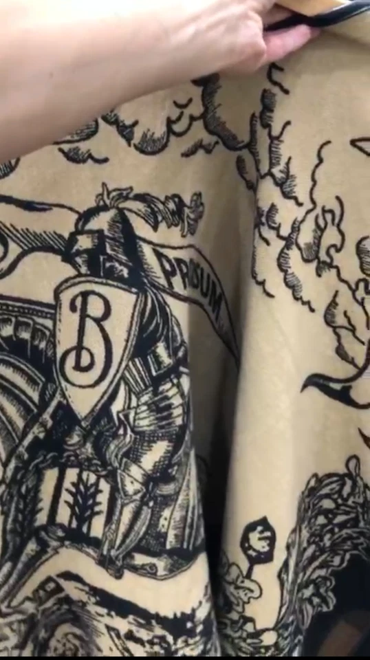 PONCHO DE LANA CAPA BURBERRY JACQUARD DISEÑO CABALLERO Y CABALLO Foto 2 de 4