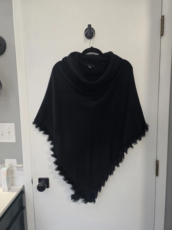 Плащ пончо Alfani с воротником-хомутом черный с отделкой из искусственного меха размер L/XL - Изображение 3 из 4