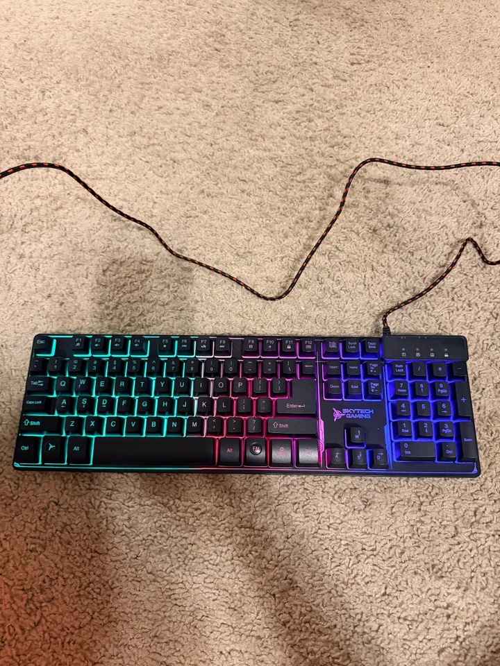 pc gaming sobremesa con monitor y teclado Foto 2 de 3